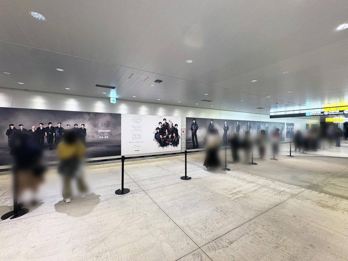 sogohodopopeye's tweet photo. STARTO ENTERTAINMENT所属アーティストの広告を渋谷で複数発見👀
こちらは渋谷駅東口地下広場の #SnowMan #初のトリプルA面シングル「BANG!! / SAVE YOUR HEART / オドロウゼ！」の広告🎶
メンバーの集合や立ち姿が見られる、モノトーンと余白を生かしたビジュアル✨
多くの方が指定エリアで撮影中📸 https://t.co/YxLVyTjhUa