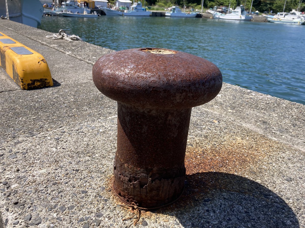 Harushion's tweet image. 4/27 週明けは雨上がりの晴れ☀️風が強い

 気圧の変化や天気での身体の不調注意⚠️

体調悪いな（お金も無いし）

も〜無理よPCは🖥️替えたい

Switch2は買えた🎮

晴れ空☀️の下の舫杭

#舫杭 #bollard #伊勢志摩 #海鮮市場 #丸保商店 #伊勢海老 #あのりふぐ #海産問屋の宿まるやす #気象病