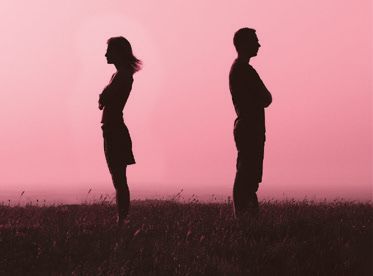 Stellen die vóór hun huwelijk samenwoonden, hebben gemiddeld een slechter huwelijk en een grotere kans op scheiding. Dat stelt klinisch psycholoog Galena Rhoades. Lees het artikel over samenwonen en trouwen nu op de website.