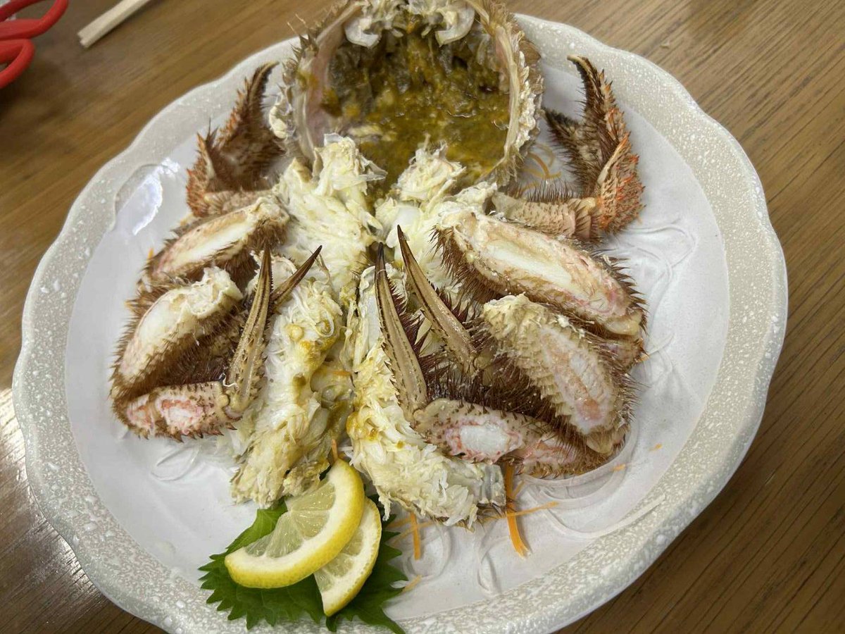 smaruyama1's tweet photo. 函館朝市　毛ガニ
茹で、刺身。

時価 https://t.co/TjZrM9v3Cu