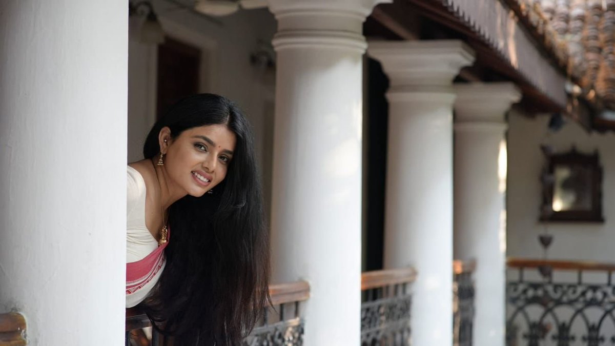 celebshungama's tweet photo. Actress @sumaya_reddy stuns in a graceful saree look, serving pure traditional vibes with a modern charm 😍
#SumayaReddy https://t.co/Xe9UyNRNnT