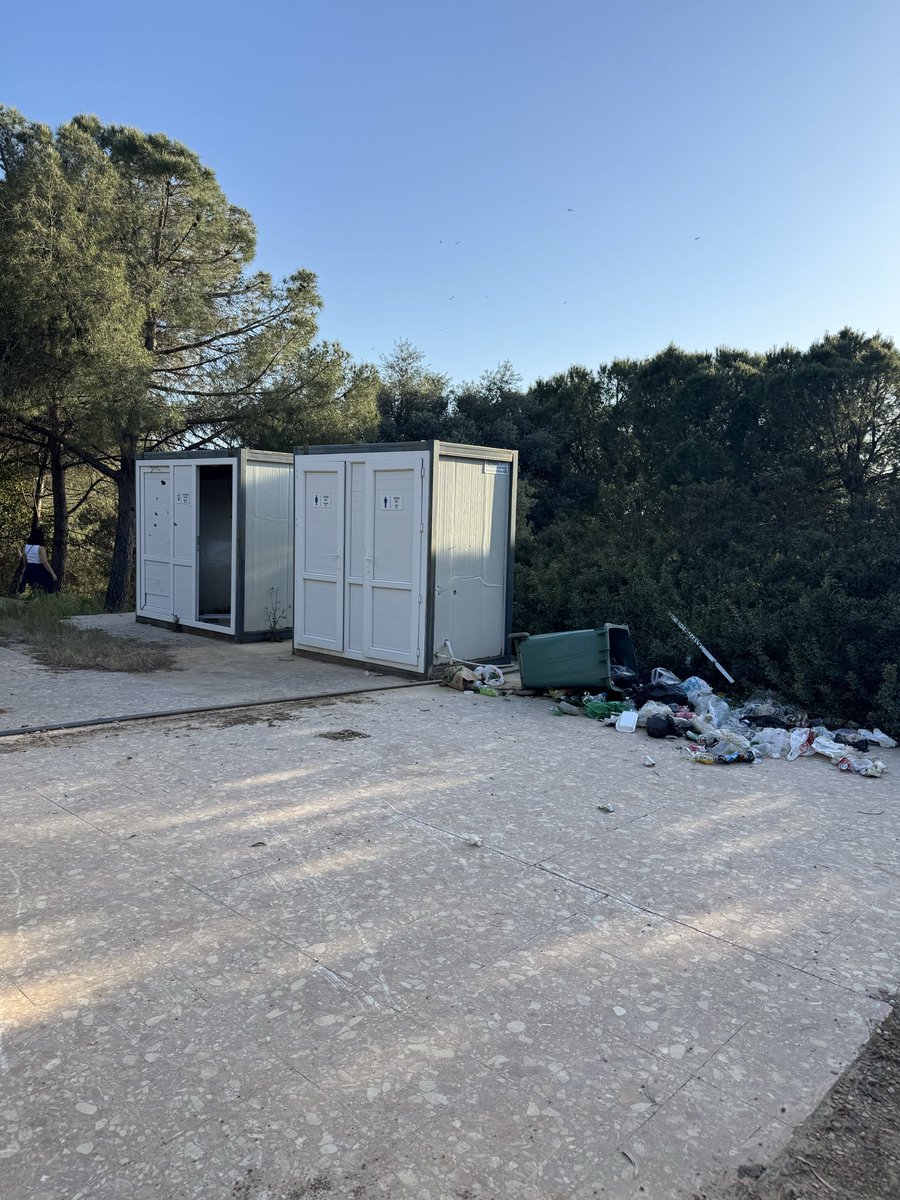 YonderUtku's tweet photo. Burası Seferihisar ın en güzel koylarından Ekmeksiz koyu’na ait tuvaletlerin olduğu alan.  Milli parklar bu işe bir çözüm bulmalı. @kadircokcetin06 @MPDairesi @bolge_4 @akadirpolat1 @izmirvaliligi @g_seferihisar https://t.co/OLERC1TIwS