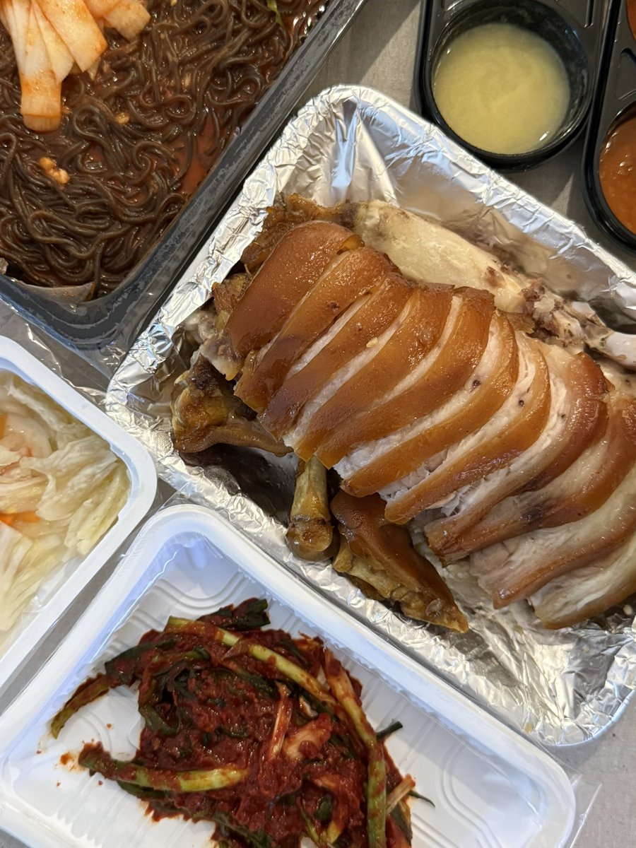260426
아침. 베이글 반 개
점심. 아빠랑 막국수
간식. 치즈케익, 카푸치노
저녁. 족발

중요했던 날.
“세월이 간다”는 말 이외 머라 표현할 수 없는 복잡하고 싱숭한 마음