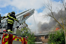 AccidentLocal's tweet image. BREAKING NEWS
Two women were killed Thursday in a residential fire on E Yauger St in Lincoln, KS, after flames spread through multiple structures. 🔥🏠
In the area? Stay safe and keep tuned for updates. 
🔗 localaccidentreports.com/lincoln-ks-two…
#Lincoln #Kansas #BreakingNews #HouseFire