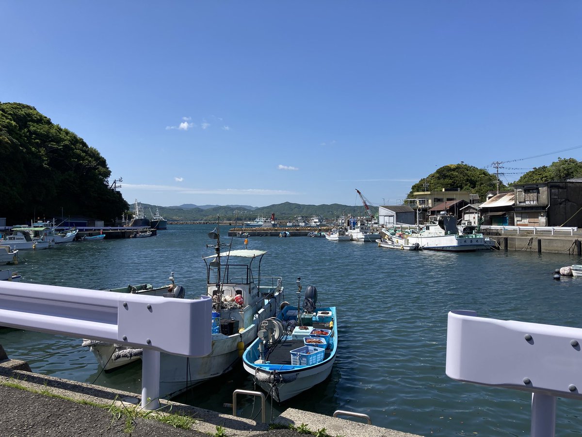 Harushion's tweet image. 週明けは雨上がりの晴れ☀️

湾内の潮錆したガードレールは護岸工事で交換された

映る漁船には油類も抜かれ役目を終えた船も

鄙びた港町…春雲は綿の如く

花粉や低気圧に天気の変化は注意⚠️漁師町に侘び錆 
#iPhoneSE #イマソラ #イマウミ #伊勢志摩 #あのりふぐ #伊勢海老 #安乗漁港