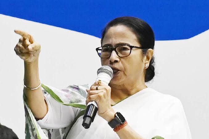 KraantiKumar's tweet image. TMC सांसद यूसुफ पठान गुजरात में नगरपालिका चुनावों में BJP के लिए वोट मांग रहे हैं.

यूसुफ पठान ने प्रचार अभियान में कहा, गुजरात में भाजपा को अगले 40-50 सालों तक कोई हटा नही सकता.

अपने क्रिकेटर कैरियर के दौर में यूसुफ पठान एक औसत दर्जे काखिलाड़ी थे. इन्हें लोग भूल चुके थे.

ममता