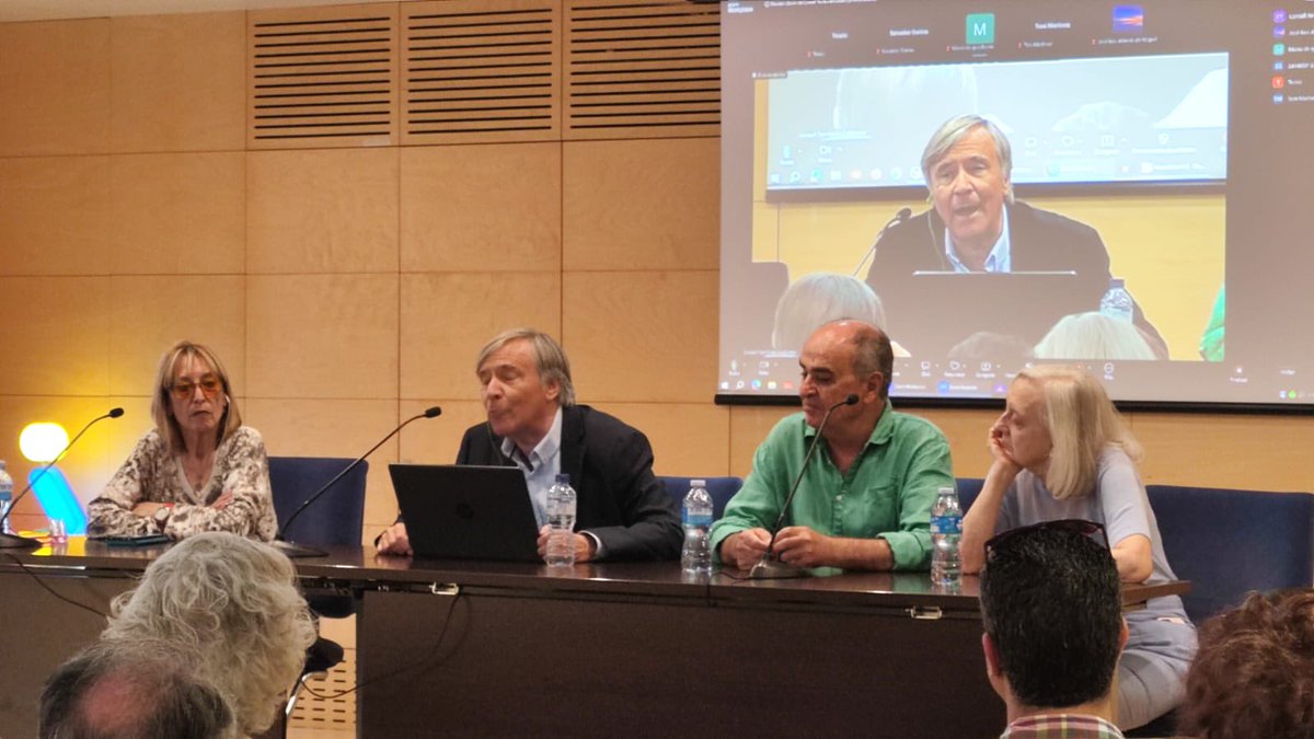 UPBarcelona's tweet photo. La setmana passada vam acompanyar la gent gran de SUPO en la celebració de Sant Jordi, gaudint junts de l’art i la cultura. 🌹📚
#SantJordi #SolosdUP https://t.co/lJGxbUkB3s