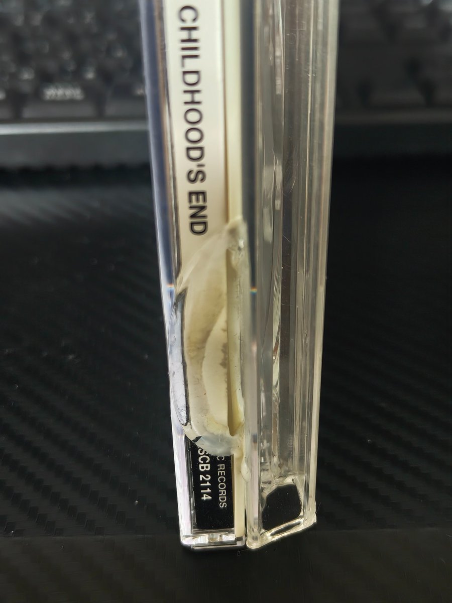 自宅に山のようにあるCDを劣化から守ろうと取り込み作業を荷物整理の合間を使って始めたんだけど、どうやらケースにゴムか何かが付着してたらしく、可塑剤移行してた…幸いCDにダメージは無いけどジャケットが…ぐぬぬ