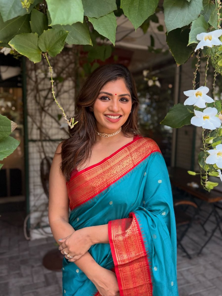 saanviveenth's tweet image. Beautiful jewellery 
Wearing a rare color combination pure silk saree of teal blue with a rich red and gold border.. pretty Color combination for any occasions

#saree #sareefashion #jewellery #jewellerylover #sareenotsari