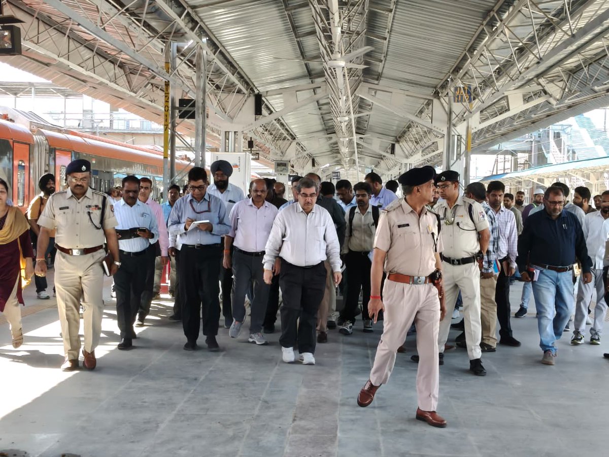 punjabi_jk24x7's tweet image. Northern Railway General Manager Conducts Comprehensive Inspection of Jammu-Katra Rail Section; Reviews Safety and Operations of Chenab and Anji Khad Bridges
#NorthernRailway #ChenabBridge #AnjiKhadBridge #RailInfrastructure #JammuKatra #IndianRailways