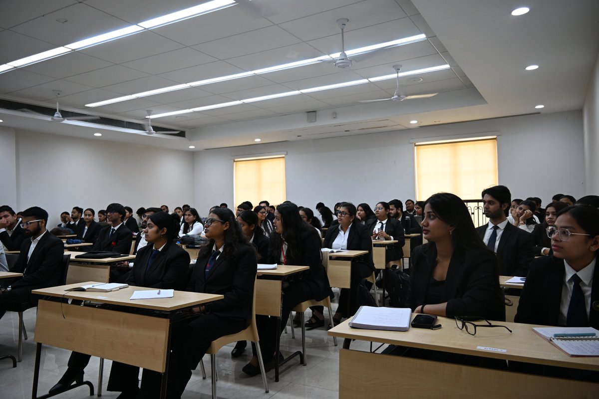 Insightful guest lecture at Symbiosis Law School Nagpur on “Legal Careers in Banking &amp; Financial Institutions” by Surabhi Prakash Dixit. Students gained valuable industry insights and career guidance.

#GuestLecture #BankingCareers #LegalProfession #SLSNagpur #Placements