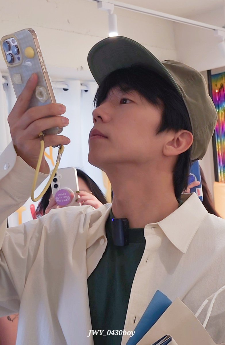 너무 내 최애 각도라 또 캡쳐 ㅋㅋㅋㅋ
조금 구질구질하지만 되게 오랜만에 덕질하는 기분이라 그저 좋다😁
#장우영