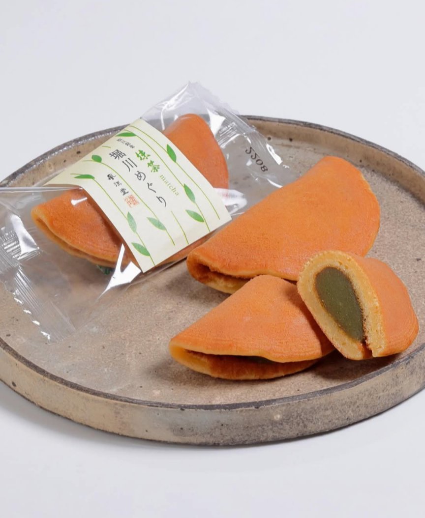 【初夏のお菓子がスタートしました】
春のお菓子が終了し、初夏のお菓子がスタートしました。

「朝汐」に抹茶を使用した季節限定「抹茶朝汐」、ひとつひとつ丁寧に焼き上げた「あゆ」、
よもぎ羊羹を使った「あおば羹」など
新緑を彩るお菓子をぜひお楽しみください。