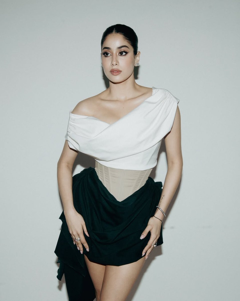 filmfare's tweet photo. #JanhviKapoor looks absolutely chic in a classy black and white ensemble. 😍

#FilmfareFashion https://t.co/mgX07P0lco