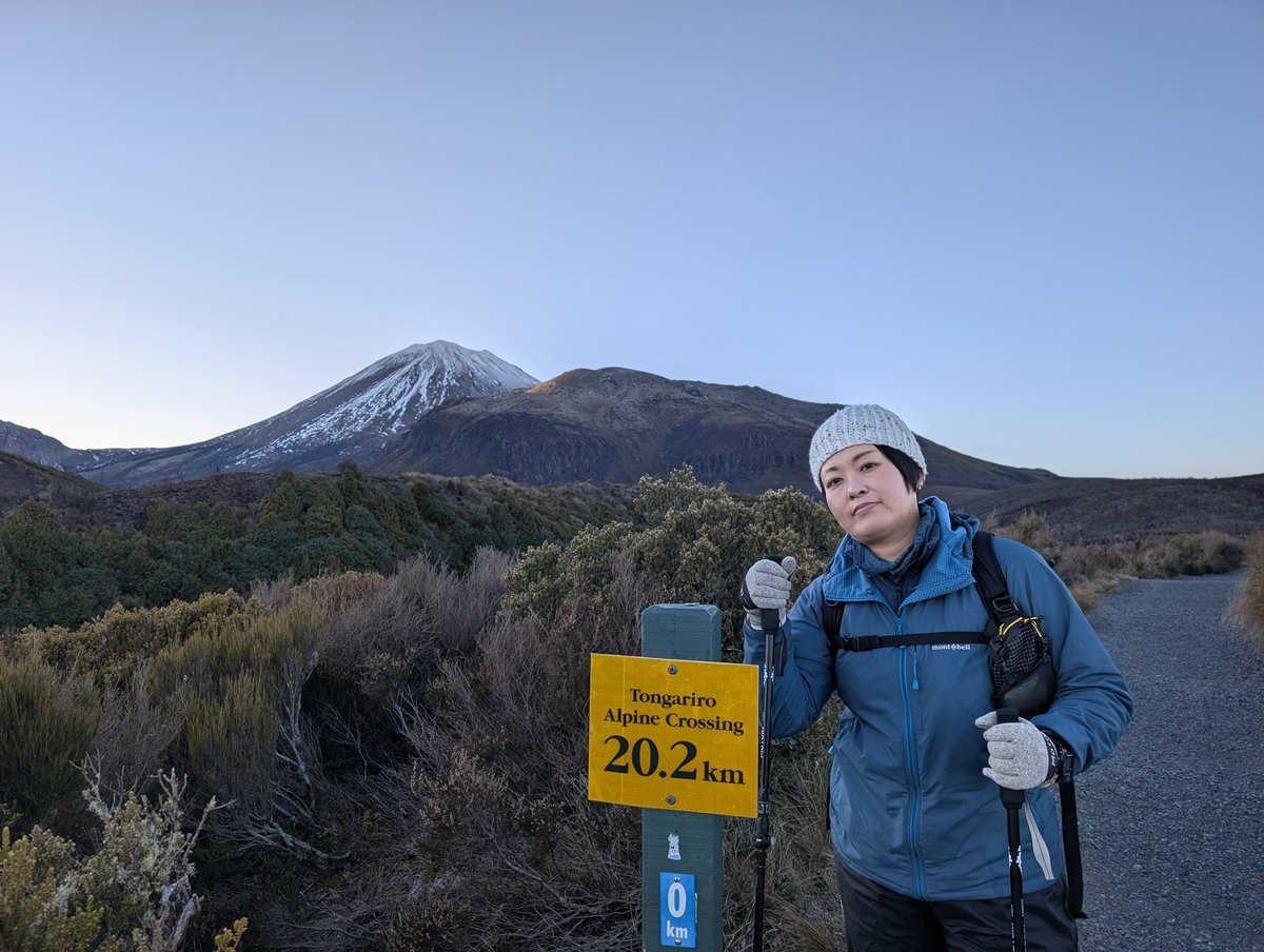 chikyugi358's tweet photo. 🇳🇿ついに！念願の、「世界最高の日帰りトレッキング」の一つとされる、『トンガリロ・アルパイン・クロッシング』に行ってきた！
全長20.2kmのコースは「トンガリロ山」と、富士山に形が似た「ナウルホエ山」の間の鞍部（サドル）を通り抜けるルート。 https://t.co/BHvrpdUQfk