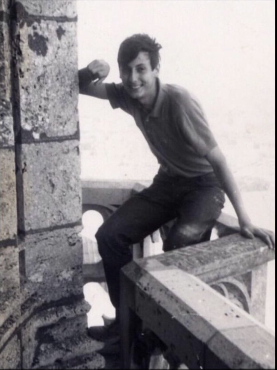 Il 27 aprile 1966 veniva ucciso dai fascisti Paolo Rossi, studente di architettura, socialista, 20 anni
Era con me quando fu aggredito alla Sapienza
Questa foto me la regalò suo padre, pittore e partigiano
Sono passati 60 anni
Io sono potuto invecchiare, lui no: ma è rimasto