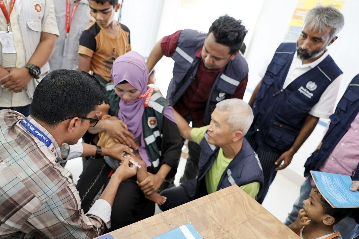 WHO_BD's tweet image. #Emergency MR vaccination is underway in #RohingyaRefugee camps in #Cox’sBazar.
On 26 April 2026, the @BangladeshGov, WHO &amp;amp; partners launched vaccination activities to protect 182270 children at high risk of #measles.
Every 💉 helps stop transmission &amp;amp; protect the vulnerable.