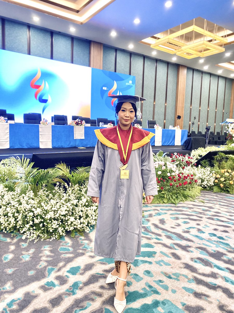 skruwyouover's tweet photo. Deffo there is no such thing as easier way to get it -someone once told me only crazy people take Master’s in International Relations.

But HEY I earned it! 😌 https://t.co/hjnl5EIvUh