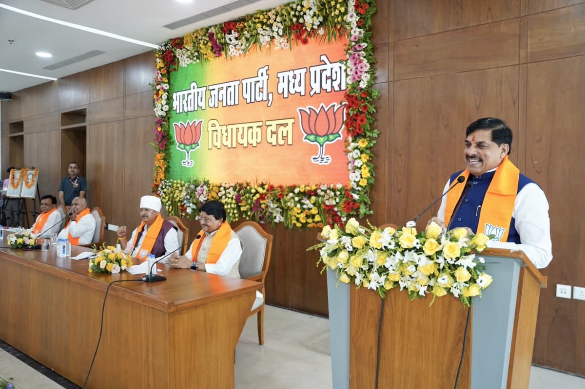 DrMohanYadav51's tweet photo. नारी शक्ति वंदन अधिनियम को लेकर संकल्प पारित करने हेतु आयोजित मप्र विधानसभा के एक दिवसीय सत्र को लेकर आज भाजपा विधायक दल की बैठक को सम्बोधित किया। 

इस अवसर पर @BJP4MP के प्रदेश अध्यक्ष श्री @Hkhandelwal1964 जी, उपमुख्यमंत्री श्री @JagdishDevdaBJP जी, संसदीय कार्य मंत्री श्री @KailashOnline जी, विधायक दल के महामंत्री श्री @shalendra_mla जी सहित माननीय विधायकगण उपस्थित रहे।