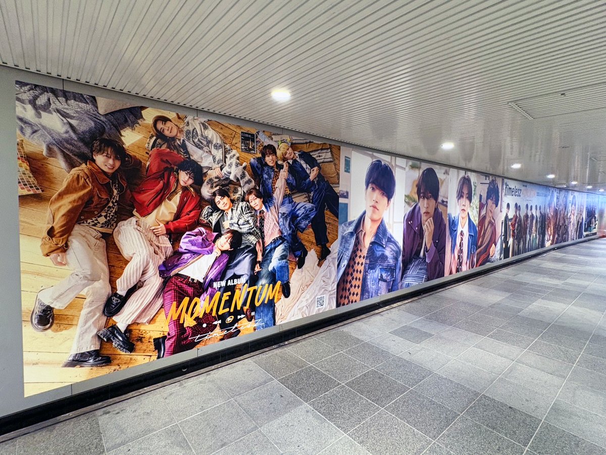 sogohodopopeye's tweet photo. #timelesz のALBUM『MOMENTUM』の広告、今週は渋谷駅道玄坂ハッピーボードに掲出されています🌈
先週は柱をカラフルにラッピングしていましたが、今回はメンバーの集合、バストアップが大型媒体で見られるビジュアル✨
向かいはKis-My-Ft2の広告でした👀 https://t.co/luANqyJIeV