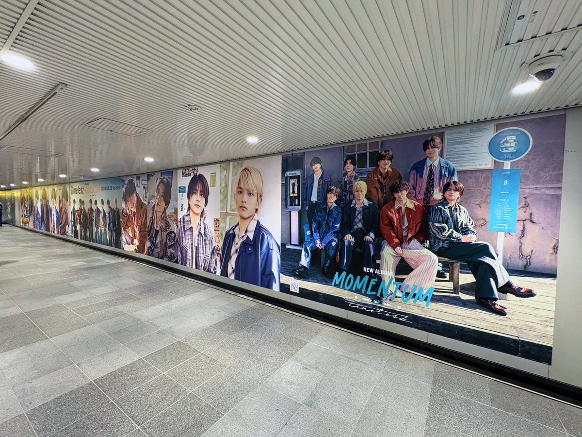 sogohodopopeye's tweet photo. #timelesz のALBUM『MOMENTUM』の広告、今週は渋谷駅道玄坂ハッピーボードに掲出されています🌈
先週は柱をカラフルにラッピングしていましたが、今回はメンバーの集合、バストアップが大型媒体で見られるビジュアル✨
向かいはKis-My-Ft2の広告でした👀 https://t.co/luANqyJIeV