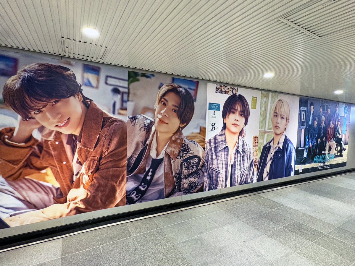 sogohodopopeye's tweet photo. #timelesz のALBUM『MOMENTUM』の広告、今週は渋谷駅道玄坂ハッピーボードに掲出されています🌈
先週は柱をカラフルにラッピングしていましたが、今回はメンバーの集合、バストアップが大型媒体で見られるビジュアル✨
向かいはKis-My-Ft2の広告でした👀 https://t.co/luANqyJIeV