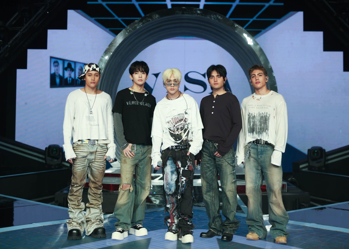 SB19Official's tweet image. AOS ba ang VISA stage namin kahapon sa All Out Sundays?

Salamat sa pag-nonoypi noypi kasama namin, mga ka-AOS! Sana nag-enjoy kayo sa performance namin ng VISA. Maraming salamat All Out Sundays 🤘

#SB19 #VISA
#WakasAtSimula #SB19WaS
#AllOutSundays #AOSBigayTodo