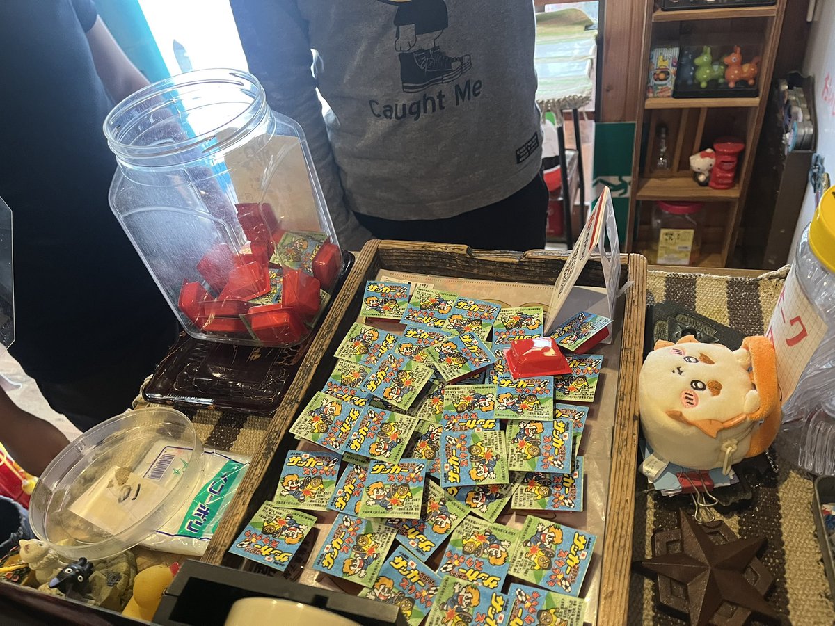 #駄菓子屋Pecoの 一週間が始まりました🤗

⚽️ #サッカースクラッチ 40個お買い上げ、ありがとうございまーす🤣

#駄菓子の自販機 #ｶﾞﾁｬ #ﾜｸﾜｸﾄﾞｷﾄﾞｷ #ｱｲｽ #瓶ﾄﾞﾘﾝｸ #看板犬 #ﾐﾆﾁｭｱｼｭﾅｳｻﾞｰ #14時半から17時半 #木と日曜定休日 #祝日不定休 #ﾚﾄﾛ #写真