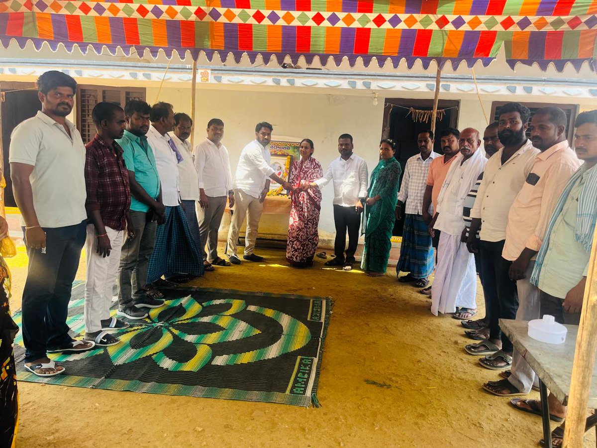 GoliSrinivas777's tweet image. కల్వకుర్తి నియోజకవర్గం చారగొండ మండలం చంద్రయాన్ పల్లి గ్రామానికి చెందిన కందుకూరి మధు గారి మరణ వార్త తెలిసి,ఆయన కుటుంబానికి ₹10,000 ఆర్థిక సహాయం అందించడం జరిగింది .

#BRS #Telangana #Support #Humanity