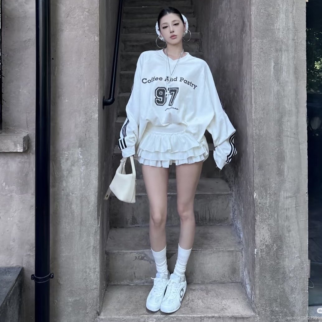 miahart4616's tweet image. Skirts w/ boots or high socks is a yes #inspo #fashion