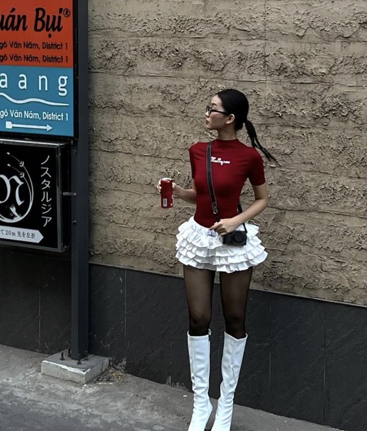 miahart4616's tweet image. Skirts w/ boots or high socks is a yes #inspo #fashion