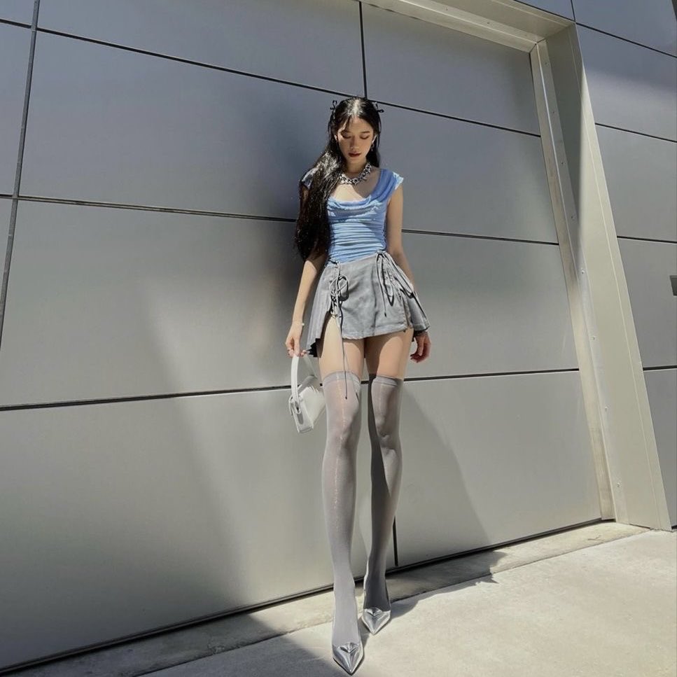 miahart4616's tweet image. Skirts w/ boots or high socks is a yes #inspo #fashion