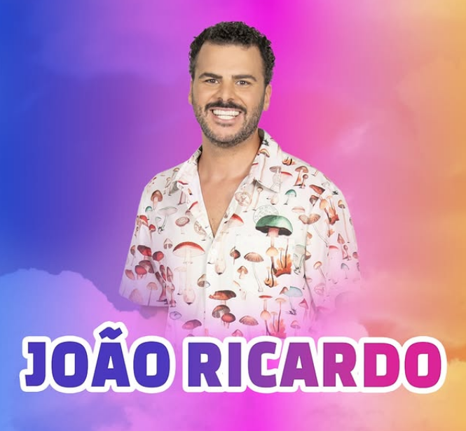 - Entra de lencinho
- Manda um bitaite a cada colega
- Mete o público a rir-se
- É o escolhido do SS8
- Nomeia em grande
- Não fica nomeado
- Lança charme na Sara
- Dá colo ao Leomarte
- Relaxa durante a cadeira quente
Quem é ele? É o primo da Voz!
#sstvi