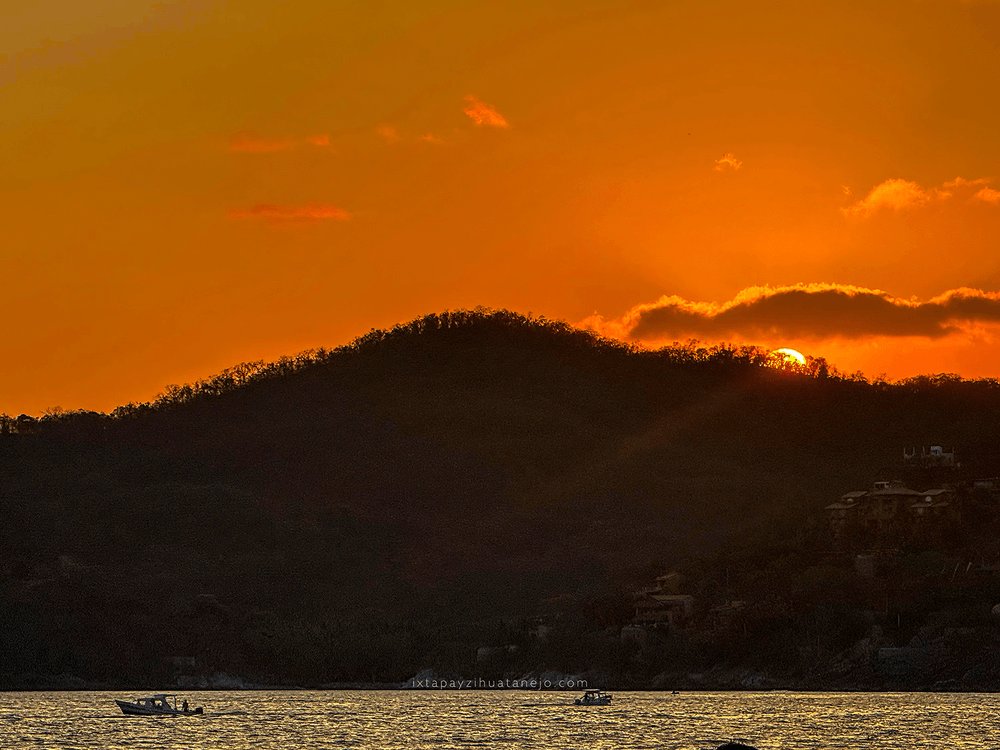 ixyzih's tweet photo. Luces fuera. Mañana repetimos la dosis en el mismo lugar 🌅 #Zihuatanejo https://t.co/jwE458Pcwh