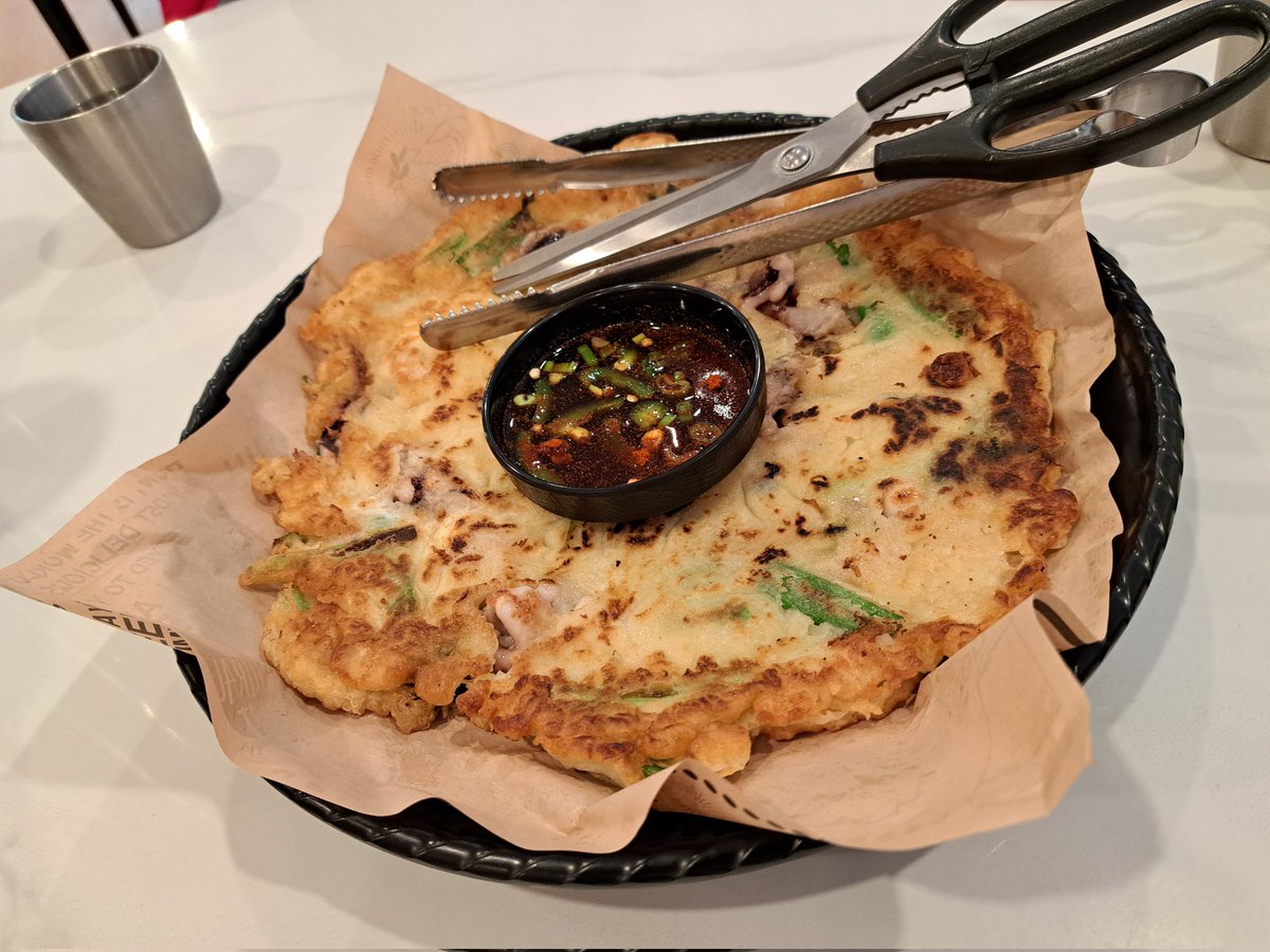 Cartwright_Four's tweet image. Visited Korean #restaurant Le Bulgogi, ordered: 

Seafood Pancake: not oily, crispy crust, delicious seafood. Excellent 👍 

Deep-Fried Chicken over Rice: with soft eggs. Other than the mayo, it is a delicious dish 😋 

Highly recommended 

#restaurants #Ajax