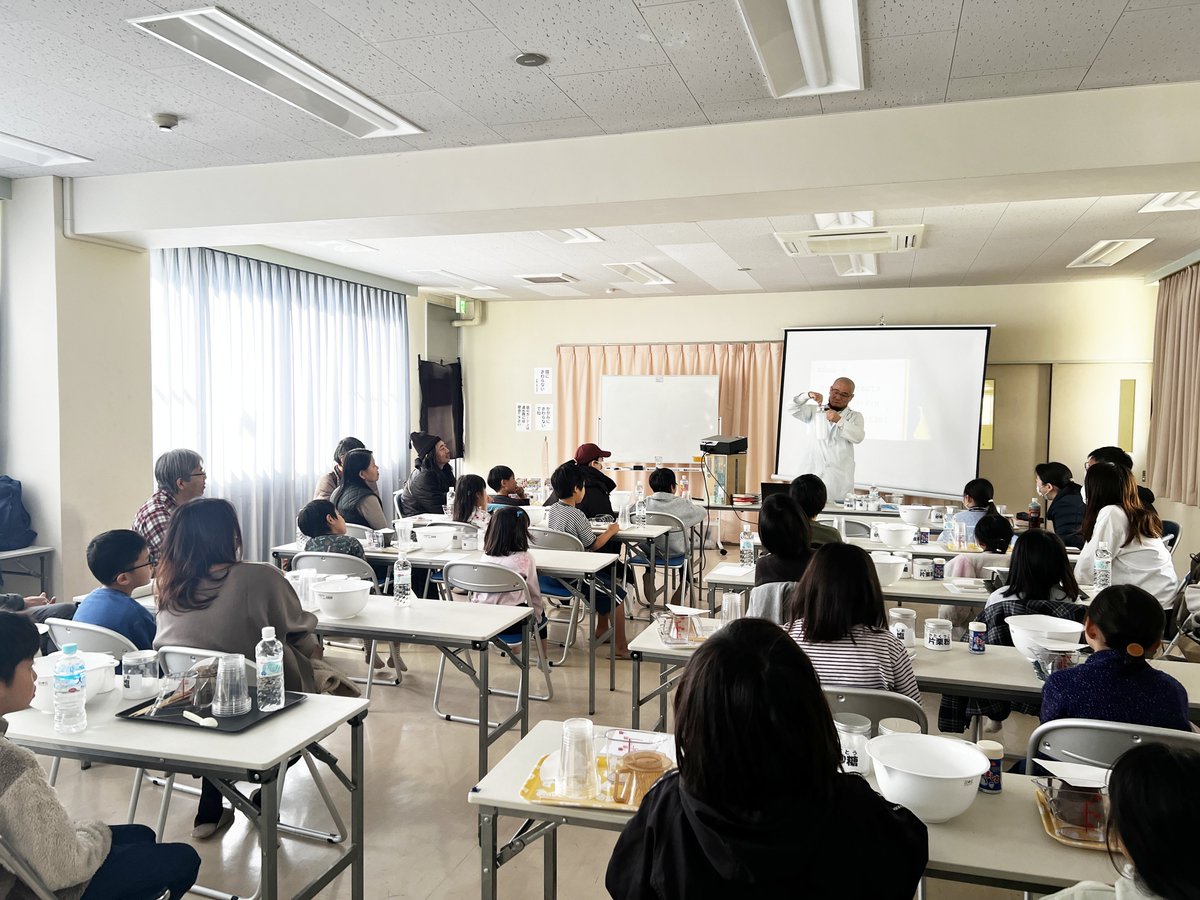 PICOICT's tweet photo. 【4/5】PICOの活動 ③子ども向けのリアル教室

理科の実験教室・生き物教室を、これまでに4回開催しました。
ICTを使った探究の体験を、子どもたちに直接届ける取り組みです。

→ https://t.co/dvpKYC3N7y https://t.co/IzJ7PJauiB