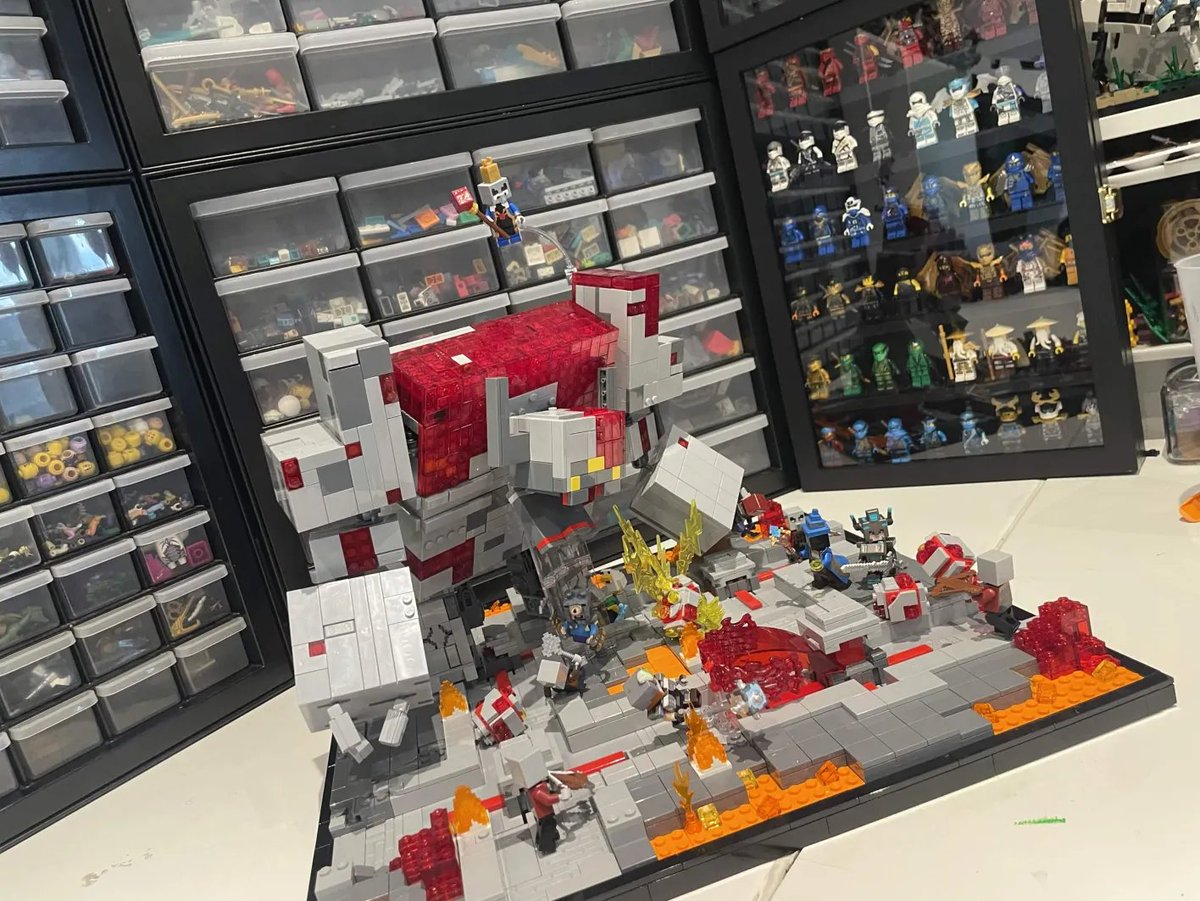 eclipticzer0's tweet photo. I made the Redstone Monstrosity out of LEGO, and go check out the video #legomoc #lego #minecraft #minecraftdungeons #legomoc #minecraftdungeonsgameplay #legominifigures #legominecraft https://t.co/yqXgTIaSB3