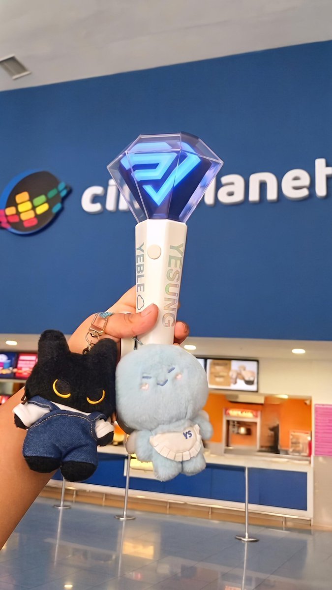 Yebblee's tweet photo. Hoy fue día de cine con SUJU, junto a Yenyangie y Yemochi.
Juntos hasta el final ☁️
#YesungSoloLatam
#YesungInPeru
#ELFPERU
@shfly3424
@YESUNG_smtown https://t.co/bMBw3roPdS