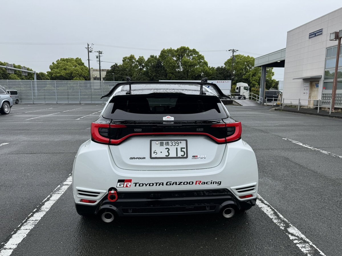 GRMNヤリス UPGRADE
by ROOKIE RACING施工後の車検は無事通過！
マフラーとGRフルバケが引っかかったけど純正と伝えたらOKに。
車高は吊るしだけど何回も検査された。