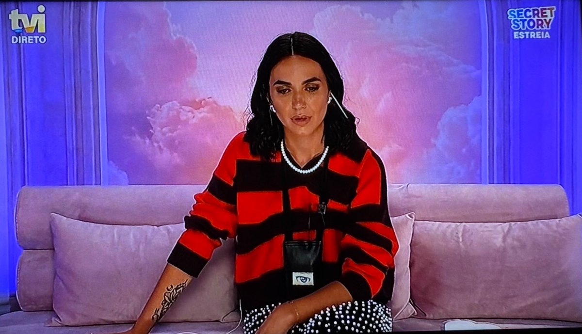 Entrou.
Arrasou o Afonso.
Ficou imune.
Arrasou (outra vez) o Afonso.
Arrasou o Leandro.
Ficou no “seu” quarto.

Pfv que não se perca e se lembre dos conselhos do pai!

 #sstvi