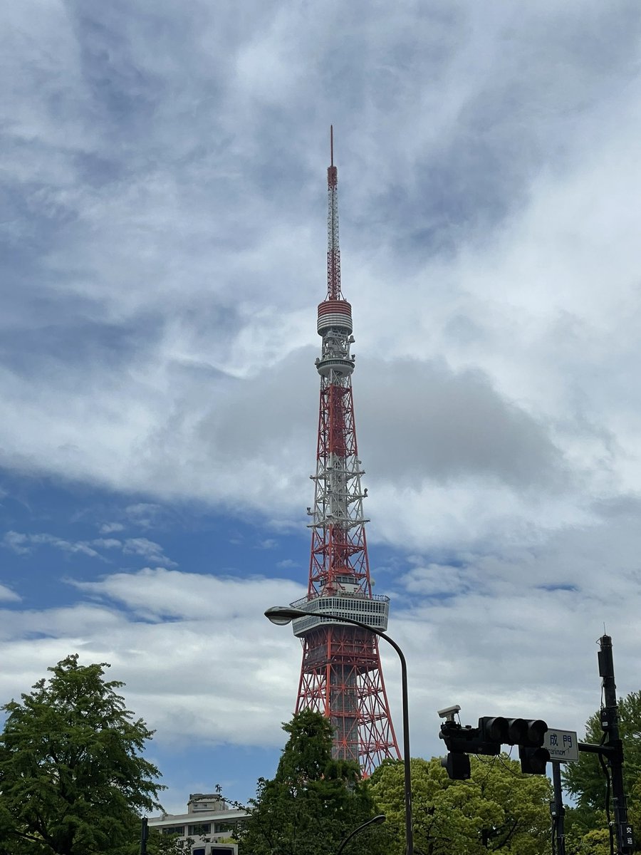 家を出る時は豪雨。御成門ついたら、東京タワーがすこしにっこりと迎えてくれた。