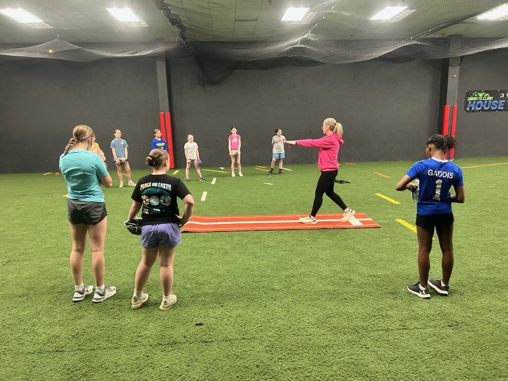 Carlee_Ham33's tweet photo. Got to do a little day with the 10u 12u reck teams… worked with pitchers and got to mentor young girls with big dreams.#fyp #softball https://t.co/ubVTvkkmQD