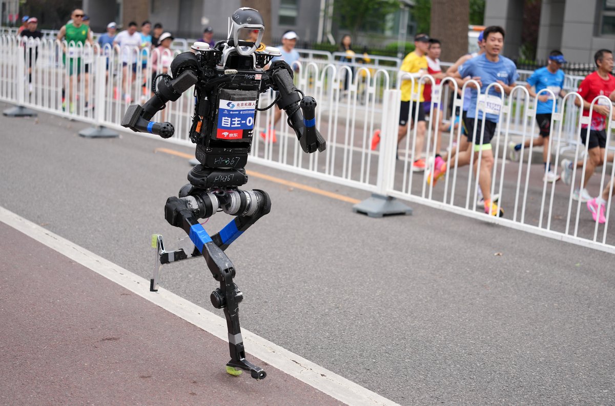ChinaDaily's tweet image. Sharp improvement in #robot performance at half #marathon combined validation of hardware reliability, algorithmic stability, and system engineering capability #tech #ChinaPath bit.ly/4czuhRP