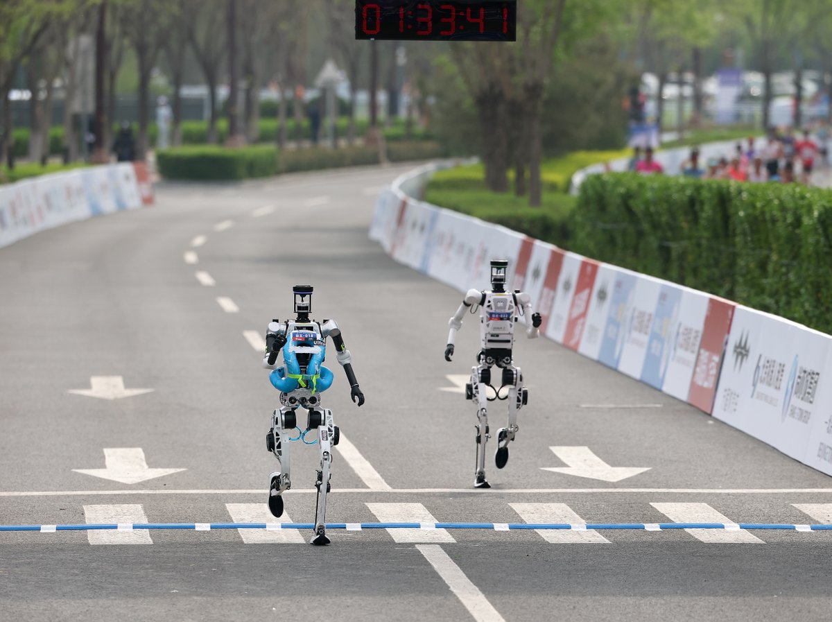 ChinaDaily's tweet image. Sharp improvement in #robot performance at half #marathon combined validation of hardware reliability, algorithmic stability, and system engineering capability #tech #ChinaPath bit.ly/4czuhRP