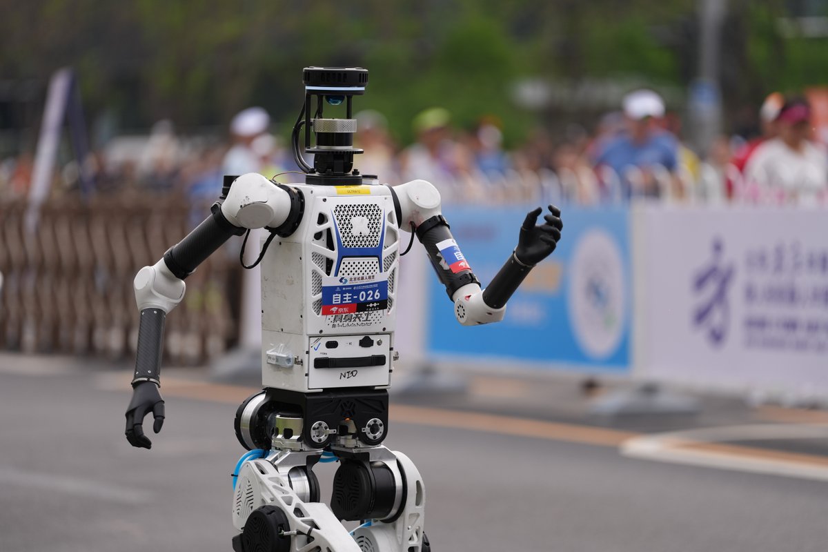 ChinaDaily's tweet image. Sharp improvement in #robot performance at half #marathon combined validation of hardware reliability, algorithmic stability, and system engineering capability #tech #ChinaPath bit.ly/4czuhRP