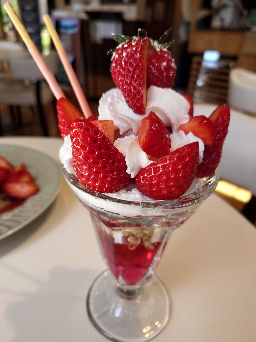 azumin1725's tweet image. 【5/5】【🍓甘いご褒美の時間】

ちさ
「蘭太郎くん！見てみて！この苺パフェ、美味しそう！」

蘭太郎
「凄いボリュームっすね！苺たっぷりで美味そうっす！」

グラスいっぱいに詰まった赤いきらめき。
ひと口目を想像するだけで、胸の奥まで甘く弾んで――

（前の話は引用元👇️）