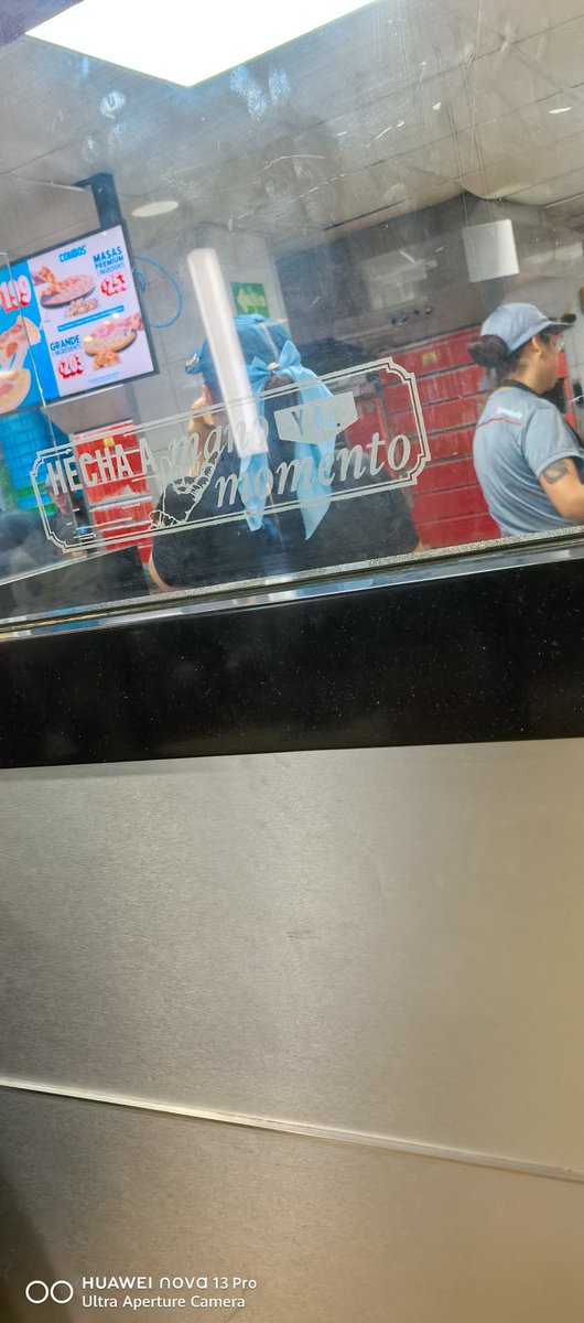 Ansel_Goth's tweet photo. En mi época de estudiante, trabajé en una cadena de comida rápida pero, siempre teníamos higiene. En @dominosmx sucursal acoxpa, tlalpan, CDMX, comen, hablan por el celular (se le cayó, recogió y siguió haciendo pizzas) mientras preparan los alimentos. @TlalpanVecinos @Profeco https://t.co/RmJEVxJzLK