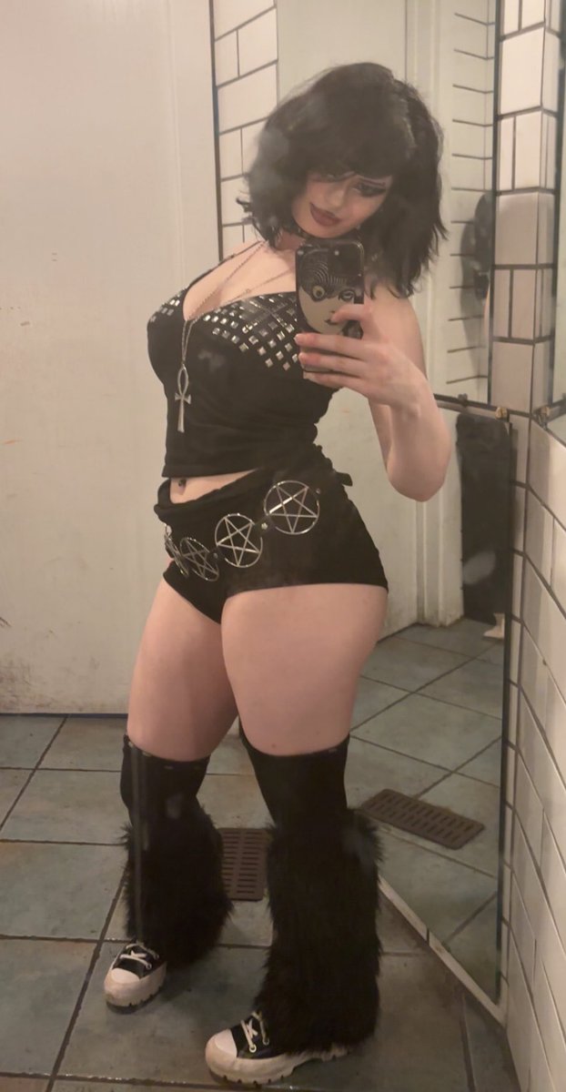 malmalirl's tweet image. wore my new top! 
#goth #gothgirl