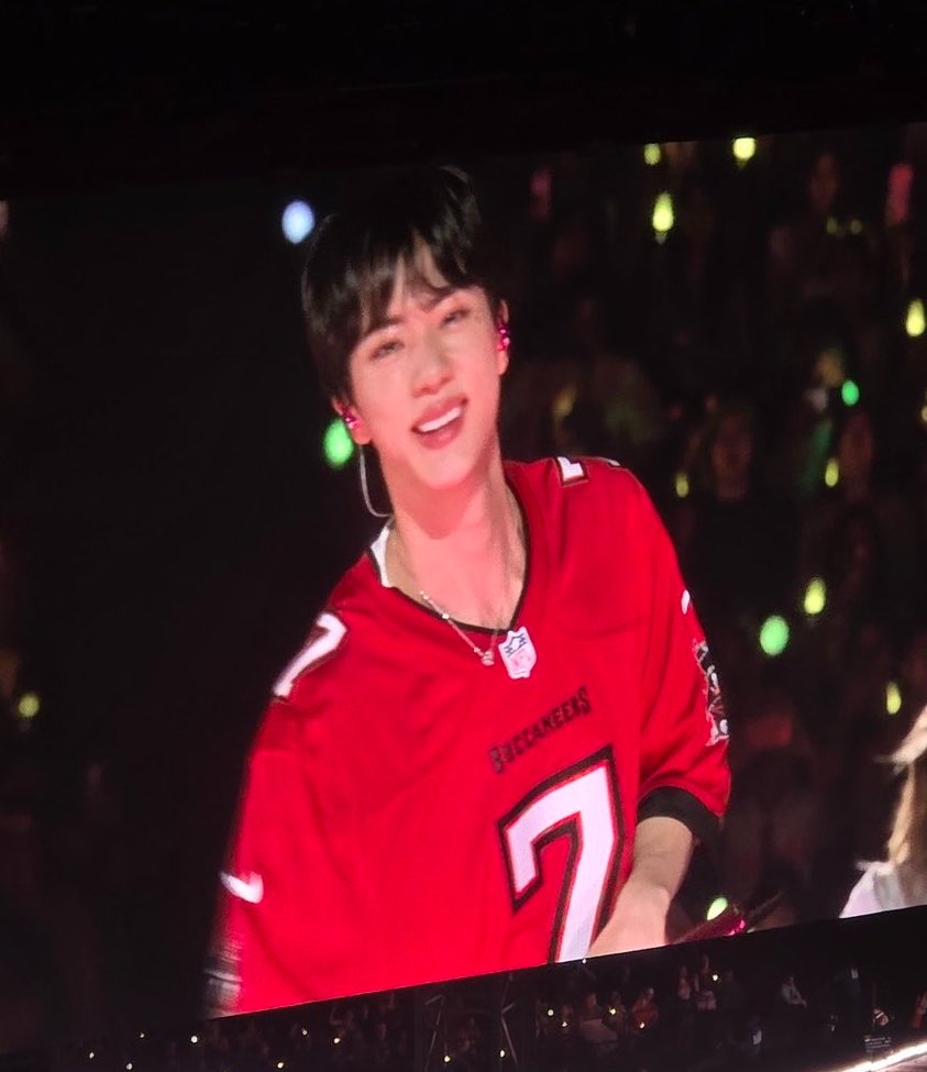 Seokjin save me⁷ ⦿☰☲ ARIRANG 💿 tweet media