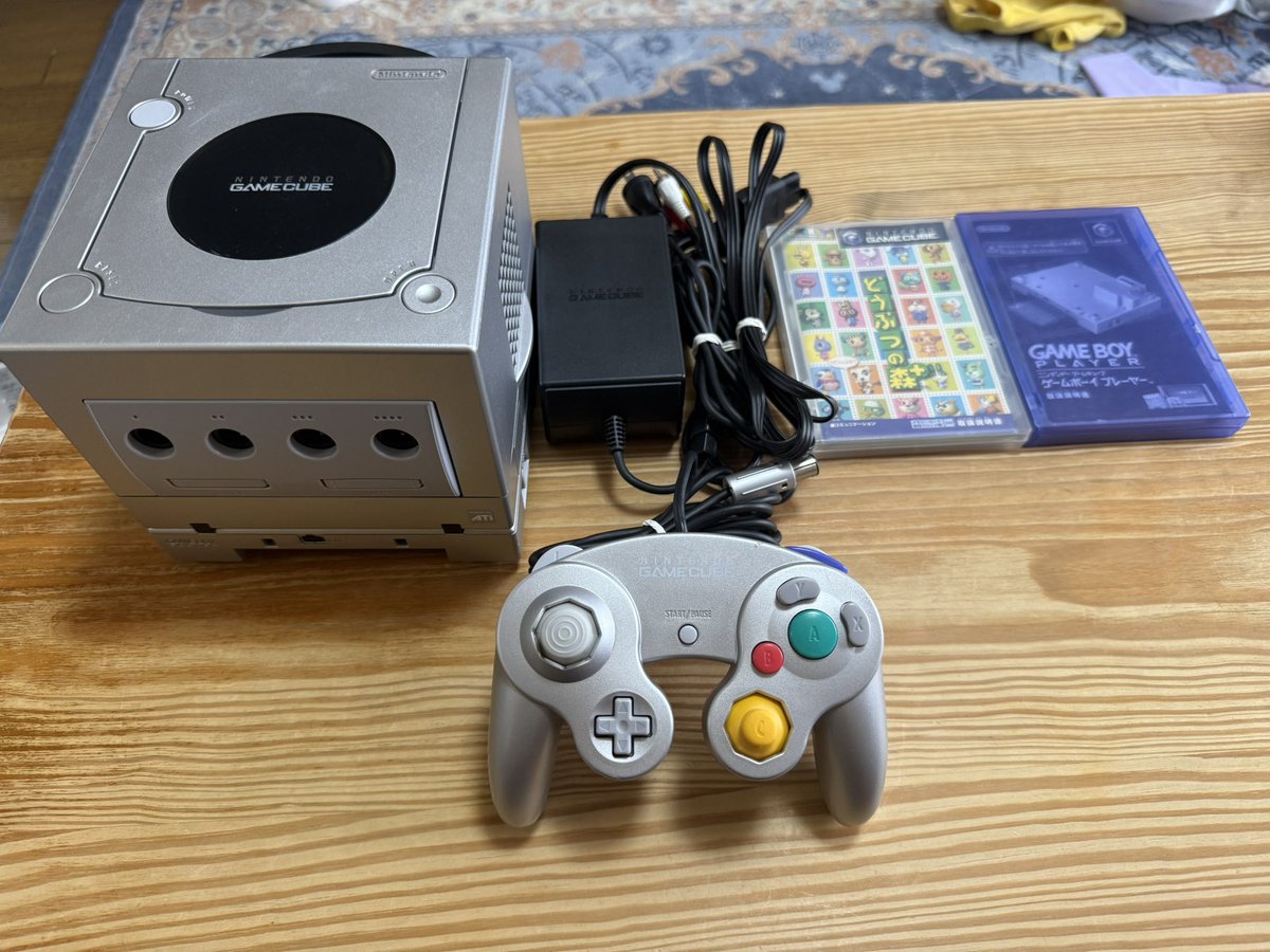 roushi2018's tweet image. 人生初の #ゲームキューブ が届いた！

勿論！ #ゲームボーイプレイヤー CD-ROM付き。

だが、盤面に傷が！大丈夫なのか？(T ^ T)

まあ、起動確認済なので信用しているが、修理上等で購入したので仕方ない(T ^ T)

多分、壊れてるならCD-ROM系かと。

梱包も完璧で美品だと思う。